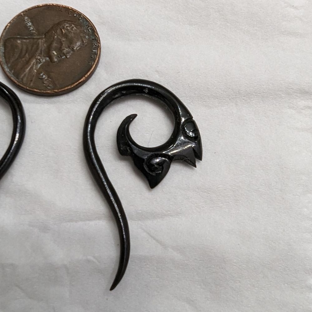 10g 1 pair of Black Bone Material Renaissance style 10(g) gauge earrings. - Picture 3 of 4